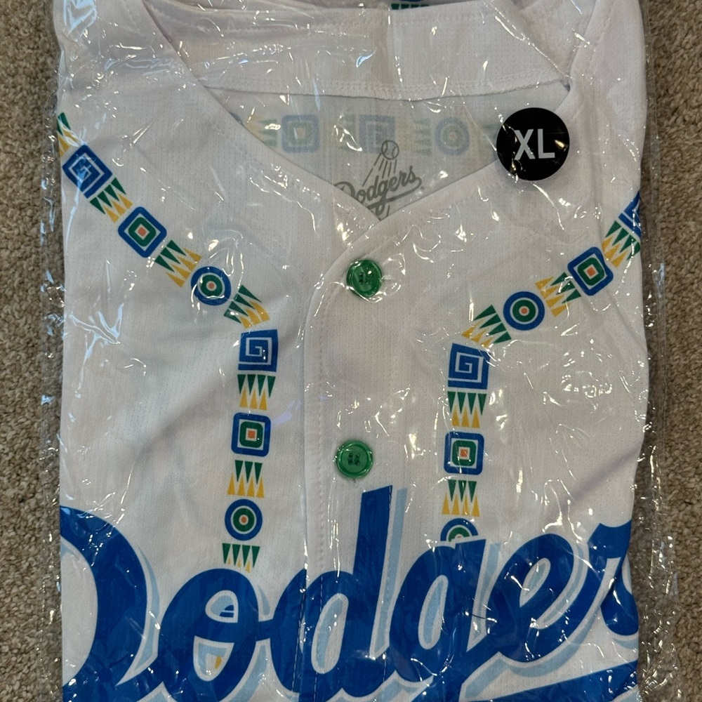 Exclusive Salvadoran Heritage Night Dodgers Jersey, Size XL